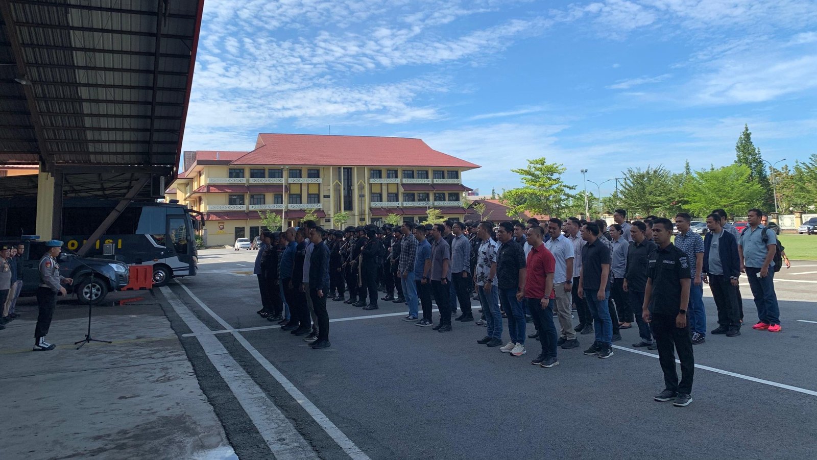Sebanyak 147 personel gabungan mengikuti apel persiapan Operasi Pekat Kapuas II 2025 di Lapangan Jananuraga, Pontianak. Apel dipimpin langsung oleh Dirreskrimum Polda Kalbar, Kombes Pol. Bowo Gede Imantio. Foto: HO/Faktakalbar.id