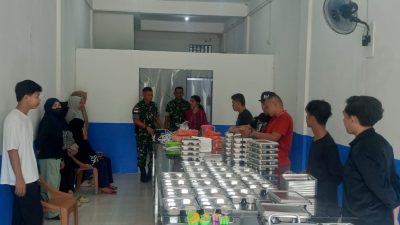 Dandim 1208/Sambas Letkol Czi Priyo Hendrarto cek persiapan dapur MBG di Tebas, Rabu (14/5/2025). Foto: HO/Faktakalbar.id