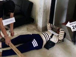 Rekonstruksi Kasus Pencurian dengan Kekerasan di Pemangkat, Pelaku Aniaya Mertua hingga Tewas