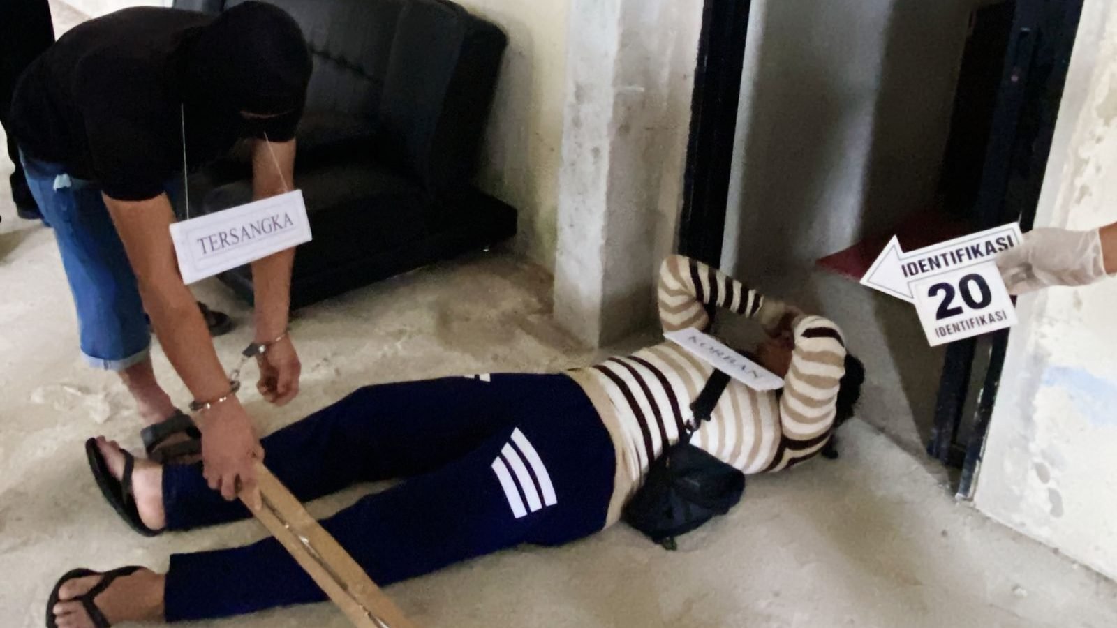 Adegan rekonstruksi tersangka meletakan balok yang digunakan untuk memukul korban hingga mengalami luka berat, Rabu (14/5/2025). (Dok.faktakalbar.id)