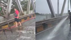 Foto: Kegiatan pembersihan jembatan dari sisa-sisa solar yang tumpah dari sebuah truk oleh Polres Kubu Raya beserta tim pemadam kebakaran. Dok. Ist.