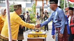 Foto Penyerahan lambang Burung Garuda oleh Sultan Sintang, Raden Barrie Danu kepada Inspektur Upacara, Kamis (15/5/2025). Dok. Ist.