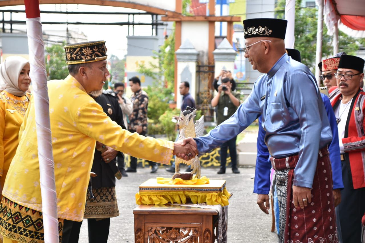 Foto Penyerahan lambang Burung Garuda oleh Sultan Sintang, Raden Barrie Danu kepada Inspektur Upacara, Kamis (15/5/2025). Dok. Ist.