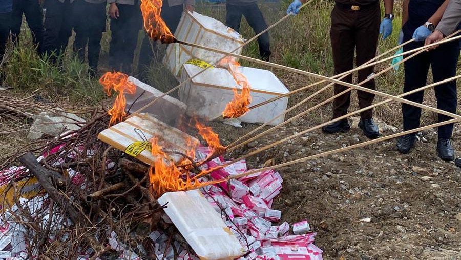Foto: Ribuan kosmetik ilegal asal Filipina dan Malaysia dimusnahkan dengan cara dibakar oleh Satreskrim Polres Sambas, Kamis (15/5/2025). Dok. Faktakalbar.id