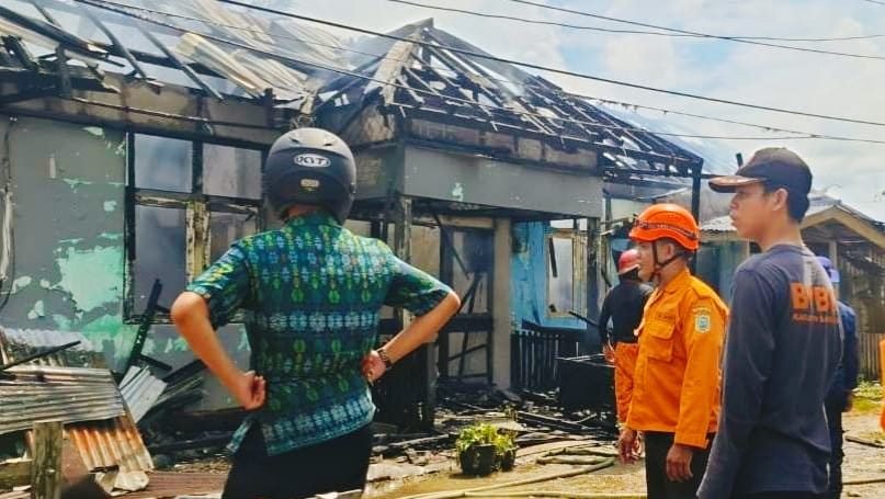 Sisa puing rumah dinas Dinas Kehutanan di Sanggau pascakebakaran yang menghanguskan tiga unit rumah pada Kamis siang (15/5/2025). Foto: HO/Faktakalbar.id