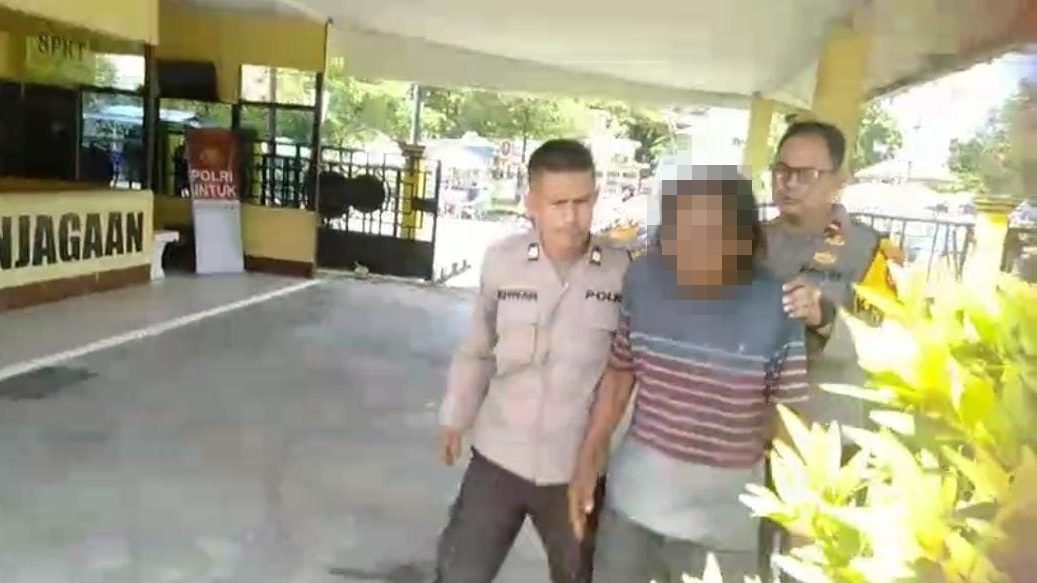 Pelaku berinisial AL (42) saat diamankan oleh petugas Polsek Delta Pawan usai tertangkap melakukan pungli di kawasan Pasar Baru. Foto: HO/Faktakalbar.id