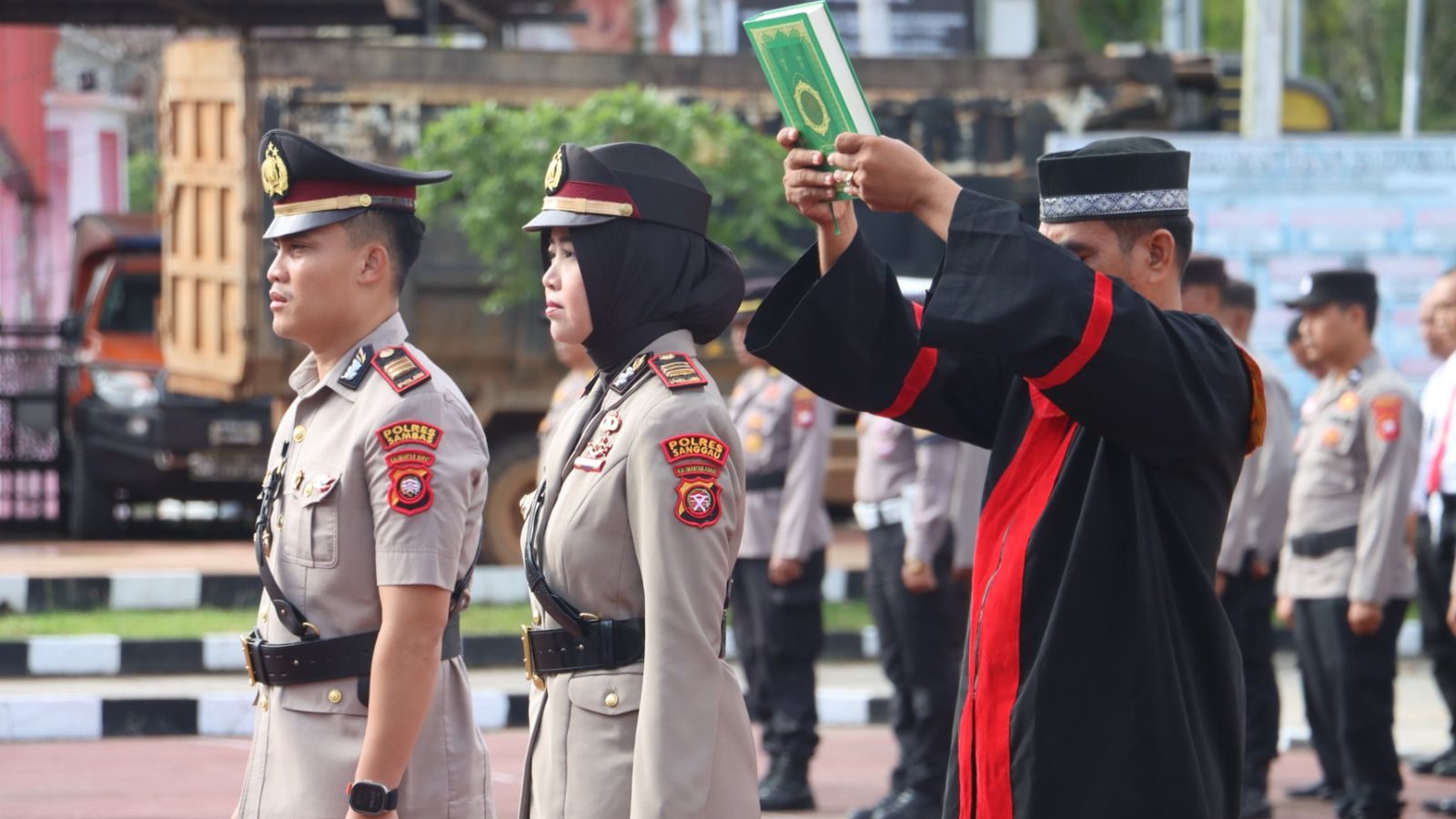 AKP Bunga Tri Yulitasari gantikan AKP Risqi Ardian dalam upacara sertijab yang berlangsung khidmat di Mapolres Sanggau. Foto: HO/Faktakalbar.id