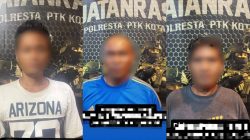 YF, BT, dan AG, pelaku pungli terhadap sopir truk di SPBU Gertak Satu, saat menjalani pemeriksaan di Polresta Pontianak. Foto: HO/Faktakalbar.id