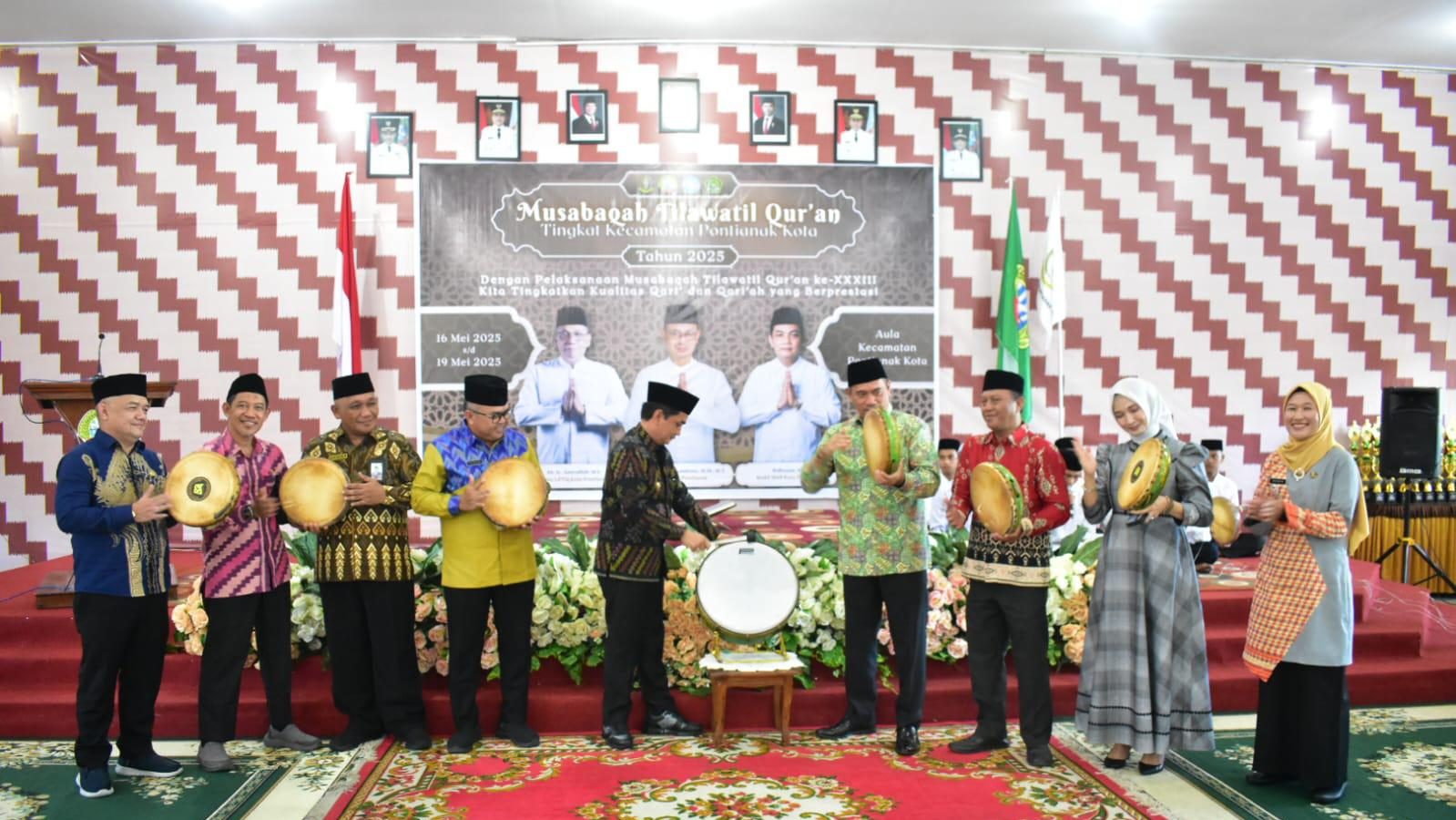Foto: Wakil Wali Kota Pontianak Bahasan meresmikan MTQ ke-33 Pontianak Kota sebagai langkah membangun generasi berilmu dan berakhlak di era digital. Dok. HO/Faktakalbar.id