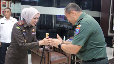 Pangdam XII/Tanjungpura Mayjen TNI Jamallulael menyambut Kepala Kejaksaan Tinggi Kalimantan Barat Ahelya Abustam dalam kunjungan silaturahmi di Makodam XII/Tpr, Kamis (15/5/2025). (Dok. Ho/Faktakalbar.id)