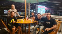 Personel Polsek Sengah Temila menyambangi warga di salah satu warung kopi saat patroli malam, memberikan imbauan agar tidak takut melawan aksi debt collector ilegal yang meresahkan, Kamis malam (15/5/2025). Dok. Faktakalbar.id