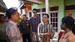 Wali Kota Pontianak, Edi Rusdi Kamtono, berdialog dengan salah satu warga korban kebakaran di kawasan Tanjung Baladewa, Kampung Beting, Kelurahan Dalam Bugis, Pontianak Timur, Jumat (16/5/2025). Pemkot memastikan penanganan cepat dan bantuan darurat segera disalurkan. Dok. Faktakalbar.id
