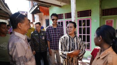 Wali Kota Pontianak, Edi Rusdi Kamtono, berdialog dengan salah satu warga korban kebakaran di kawasan Tanjung Baladewa, Kampung Beting, Kelurahan Dalam Bugis, Pontianak Timur, Jumat (16/5/2025). Pemkot memastikan penanganan cepat dan bantuan darurat segera disalurkan. Dok. Faktakalbar.id