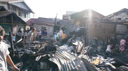 Kebakaran Pontianak, Wali Kota Pontianak, Edi Rusdi Kamtono, Pontianak Timur, Kampung Beting, Bencana Kebakaran, Tanggap Darurat, BPBD Pontianak, Dinas Sosial Pontianak, PMI Pontianak, Pemkot Pontianak, Bantuan Kebakaran, Musibah Kebakaran, Peduli Sesama, Rumah Terbakar. Dok. Faktakalbar.id