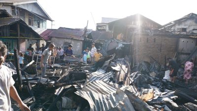 Kebakaran Pontianak, Wali Kota Pontianak, Edi Rusdi Kamtono, Pontianak Timur, Kampung Beting, Bencana Kebakaran, Tanggap Darurat, BPBD Pontianak, Dinas Sosial Pontianak, PMI Pontianak, Pemkot Pontianak, Bantuan Kebakaran, Musibah Kebakaran, Peduli Sesama, Rumah Terbakar. Dok. Faktakalbar.id