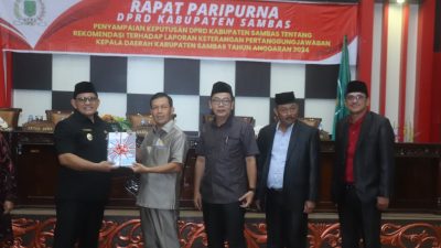 Pemberian LKPJ yang berisi rekomendasi dari Ketua DPRD Kabupaten Sambas Abu Bakar kepada Pemkab Sambas yang diwakili oleh Wakil Bupati Sambas, Heroaldi, Jumat (16/5/2025). (dok.ist/Faktakalbar.id)