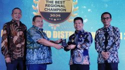 Bupati Sambas H. Satono, S.Sos.I., M.H. menerima penghargaan "The Most Inspiring District Head 2025" dari The Asian Post dalam ajang The Best Regional Champion 2025 di Grand Ballroom Shangri-La Hotel, Jakarta, Jumat (16/5/2025). Faktakalbar.id