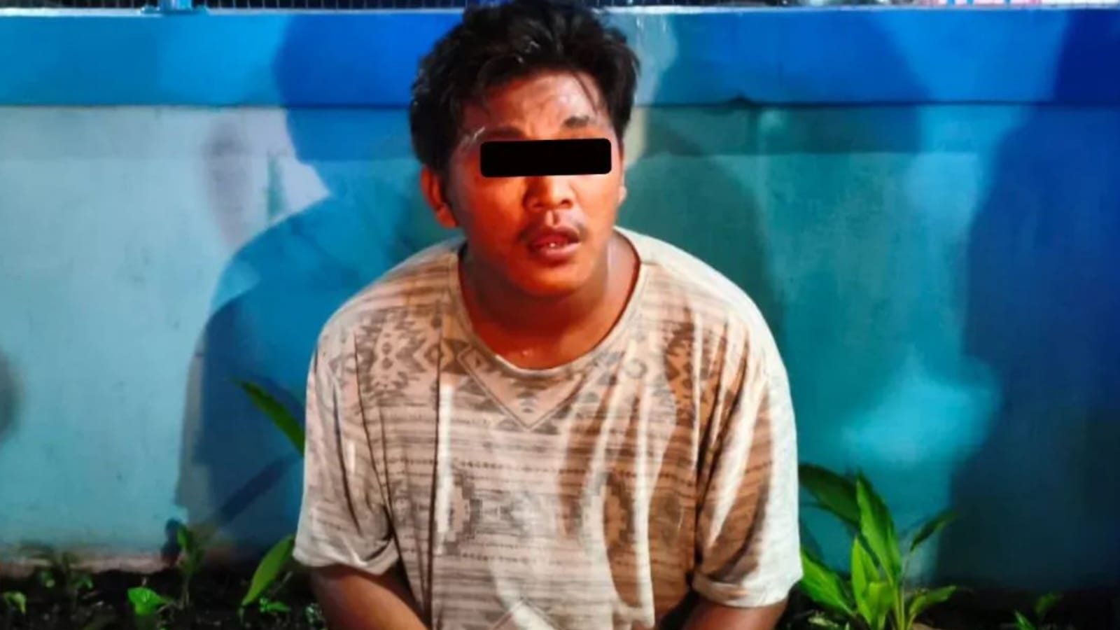 Foto: Seorang pria berinisial SB yang sempat diamankan warga lalu diserahkan ke personel Polsek Pontianak Selatan usai adanya laporan pencuri pakaian. Dok. HO/Faktakalbar.id