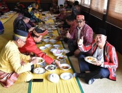 Makan Saprahan: Sekda dan Sultan Sintang Dukung Pelestarian Demi Menjaga Identitas Budaya