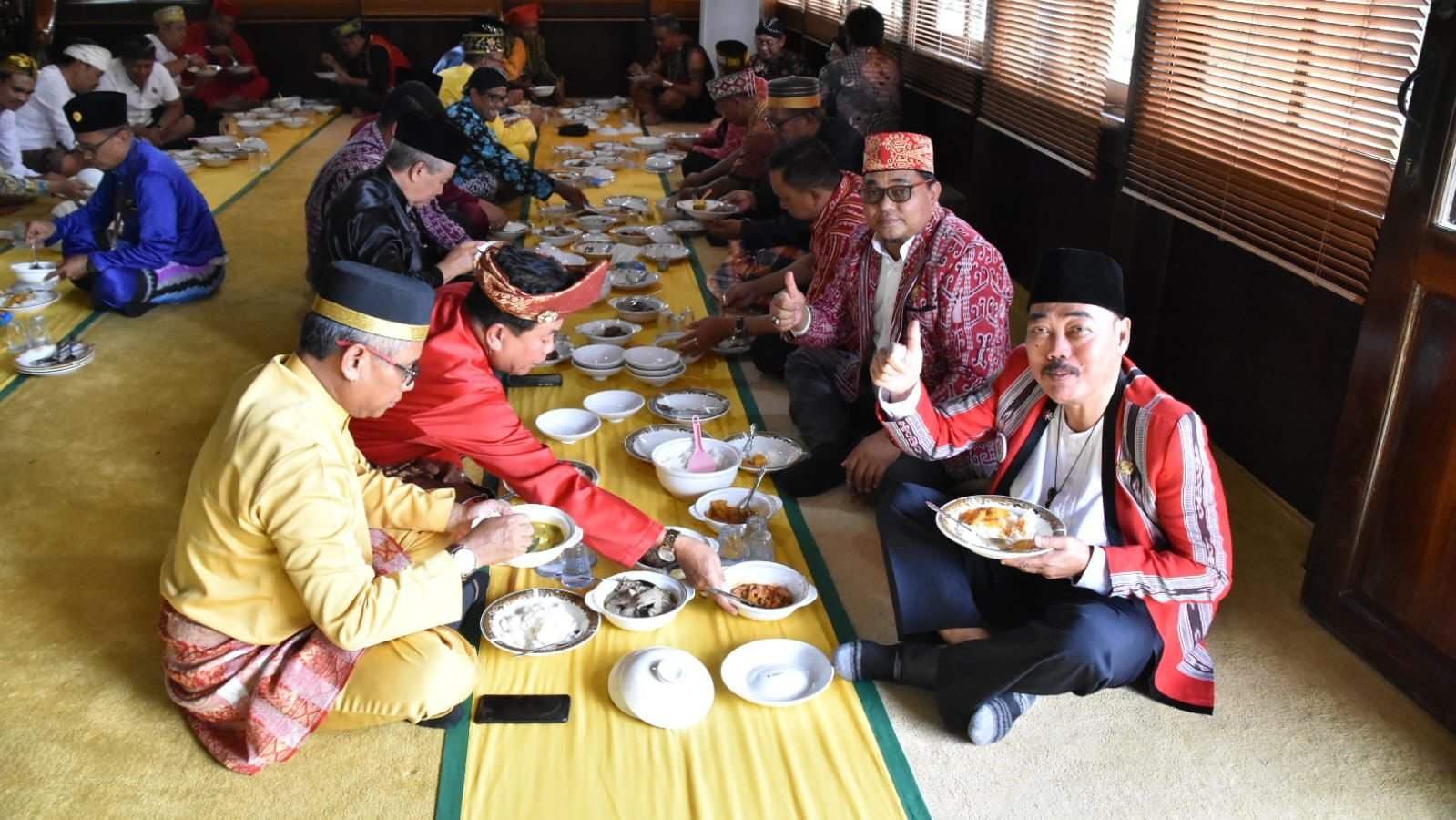 Foto: Makan saprahan sebagai perayaan Hari Jadi Kota Sintang, Kamis (15/5/2025). Dok. Istimewa.