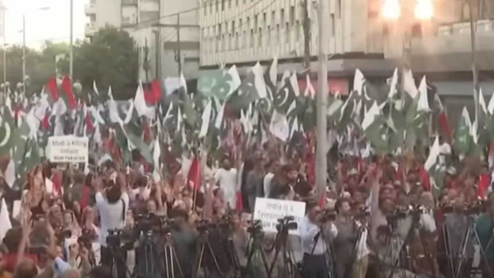 Demonstran berkumpul di Pakistan untuk mengecam serangan India yang terjadi beberapa Minggu yang lalu (ist)