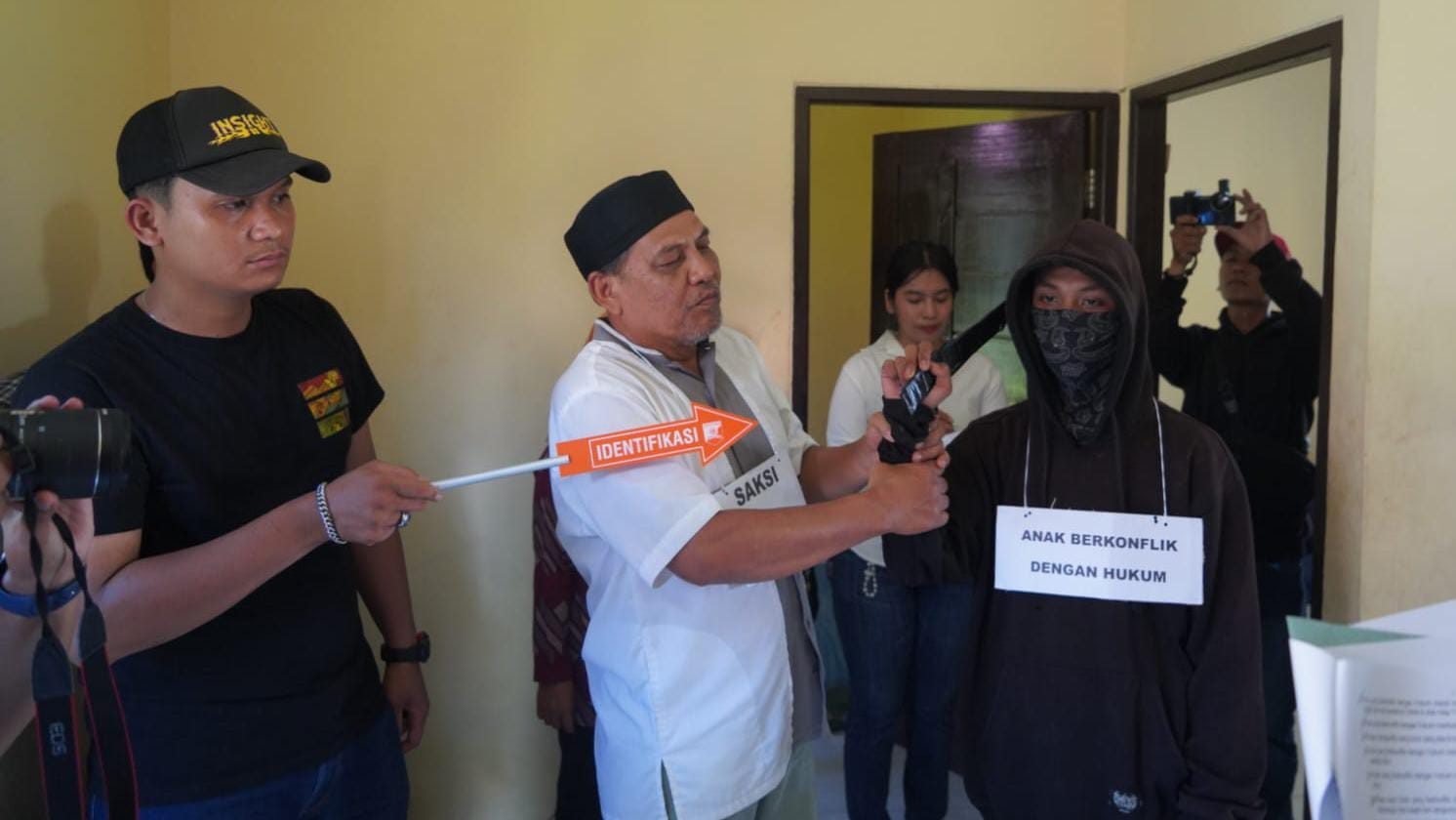 Foto: Proses rekonstruksi kasus pembunuhan yang dilakukan MRN alias OB (16), remaja tunarungu terhadap tetangganya, DR (37) pada Jumat (16/5/2025). Dok. HO/Faktakalbar.id