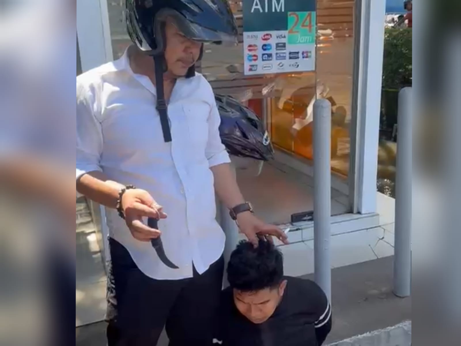Seorang pria diamankan aparat di depan sebuah gerai ATM BNI di Jalan Dr. Wahidin, Sepakat 1, usai diduga melakukan aksi pembegalan. Petugas juga menyita sebilah pisau karambit yang digunakan pelaku. Dok. Faktakalbar.id