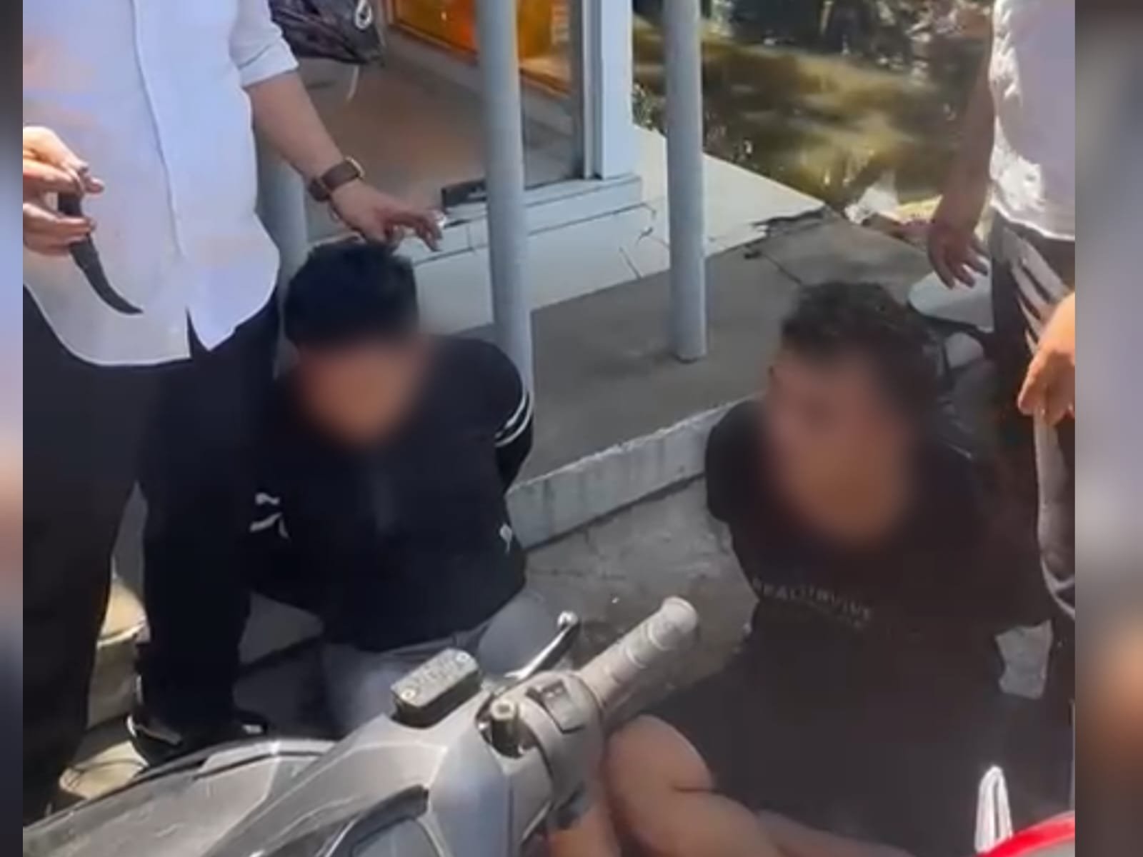 Foto kedua pelaku berinisial I(23) dan F(22) yang diamankan Anggota Personel Polsek Pontianak Barat berserta senjata tajam. Dok. Ist.