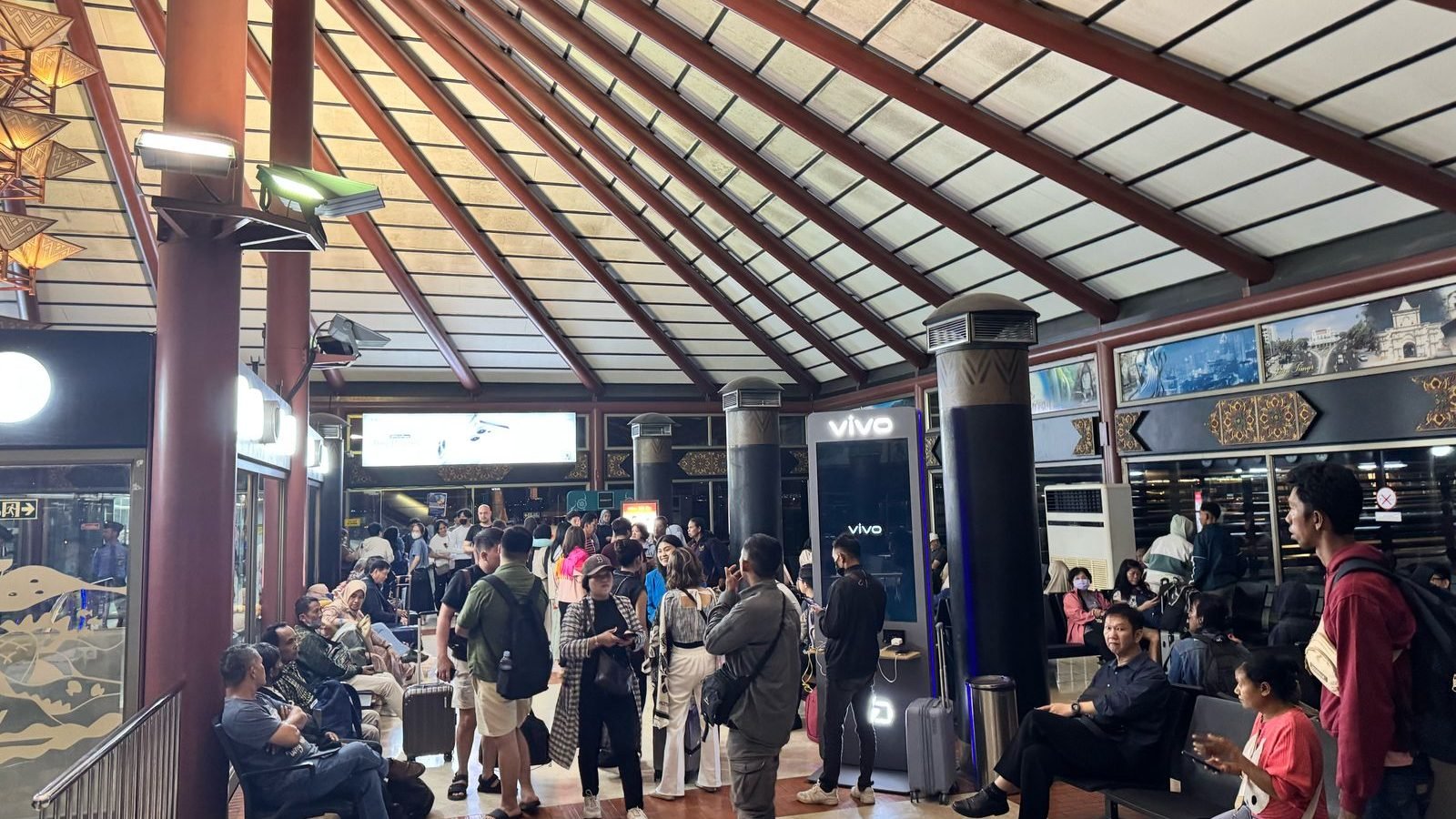 Penumpang tujuan Pontianak menunggu di ruang tunggu Terminal 2E Bandara Soekarno-Hatta setelah penerbangan Super Air Jet tertunda karena kendala teknis, Selasa malam (20/5/2025). Dok. Faktakalbar.id