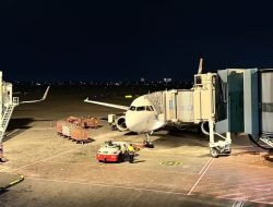 Pesawat Super Air Jet terparkir di apron Bandara Soekarno-Hatta dengan kondisi gelap saat malam hari, diduga menjadi objek penggantian karena kendala teknis. Dok. Faktakalbar.id