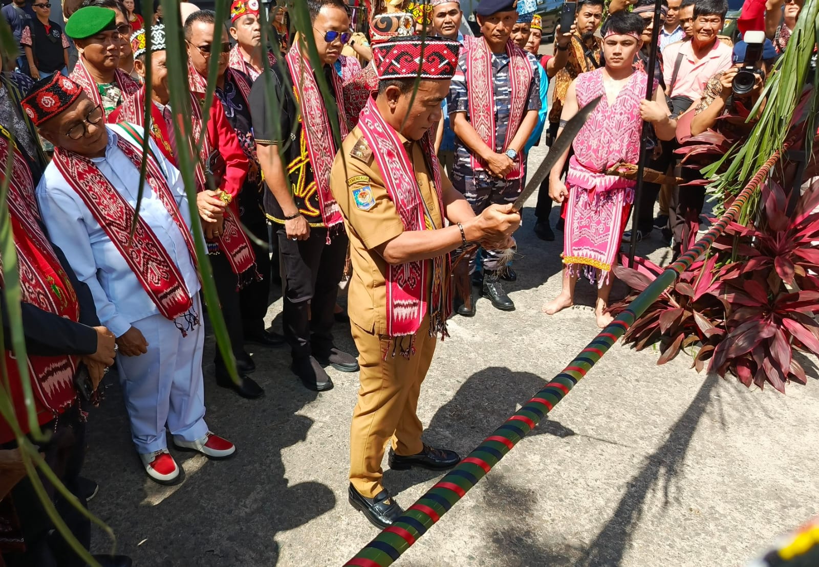 Foto: Wakil Gubernur Kalimantan Barat, Krisantus Kurniawan saat upacara adat pancung buluh muda dalam Pekan Gawai Dayak ke - 39 tahun 2025 di Rumah Radakng, Selasa (20/5/2025). Dok. Mario/Faktakalbar.id