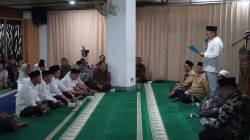 Direktur Utama Bank Kalbar, H. Rokidi, memberikan sambutan dan doa kepada 17 calon jamaah haji dari keluarga besar Bank Kalbar yang akan berangkat ke Tanah Suci. Foto: HO/Faktakalbar.id