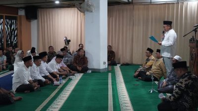 Direktur Utama Bank Kalbar, H. Rokidi, memberikan sambutan dan doa kepada 17 calon jamaah haji dari keluarga besar Bank Kalbar yang akan berangkat ke Tanah Suci. Foto: HO/Faktakalbar.id