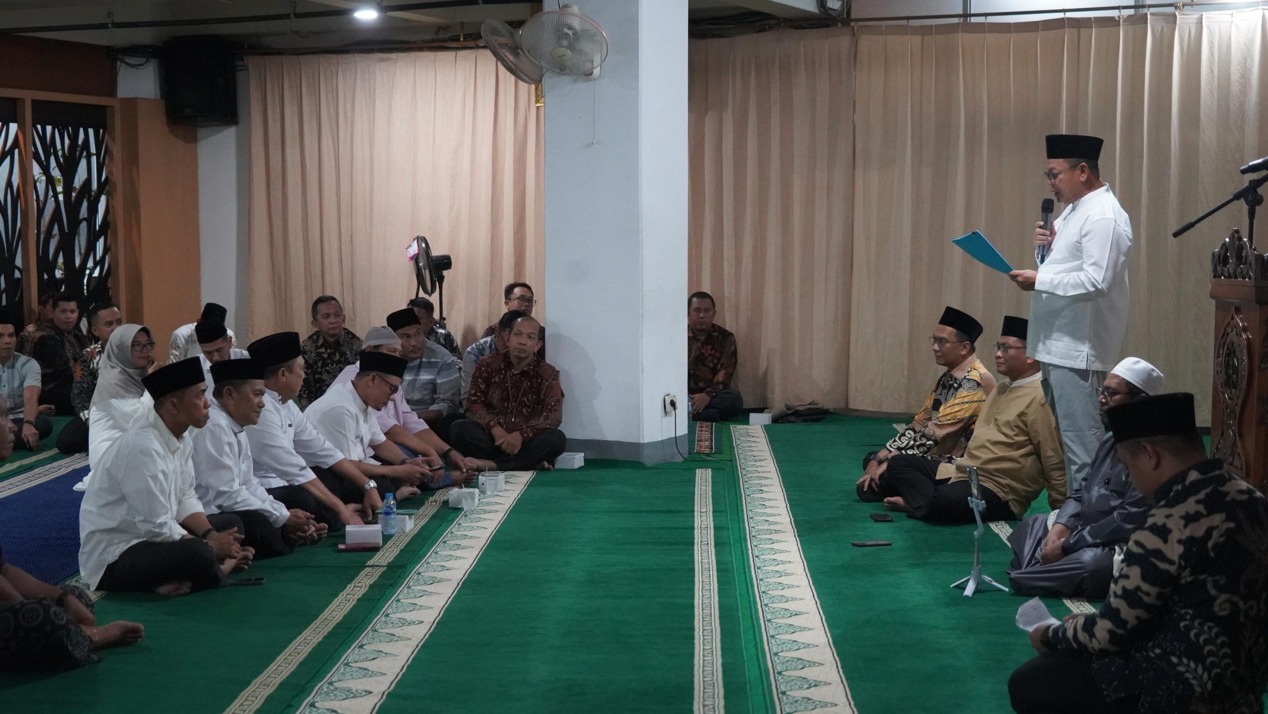 Direktur Utama Bank Kalbar, H. Rokidi, memberikan sambutan dan doa kepada 17 calon jamaah haji dari keluarga besar Bank Kalbar yang akan berangkat ke Tanah Suci. Foto: HO/Faktakalbar.id
