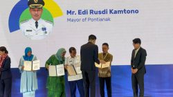 Wali Kota Pontianak Edi Rusdi Kamtono saat menerima penghargaan internasional dari Global Covenant of Mayors fot Climate and Energy (GCOM) di Jakarta. Foto: HO/Faktakalbar.id