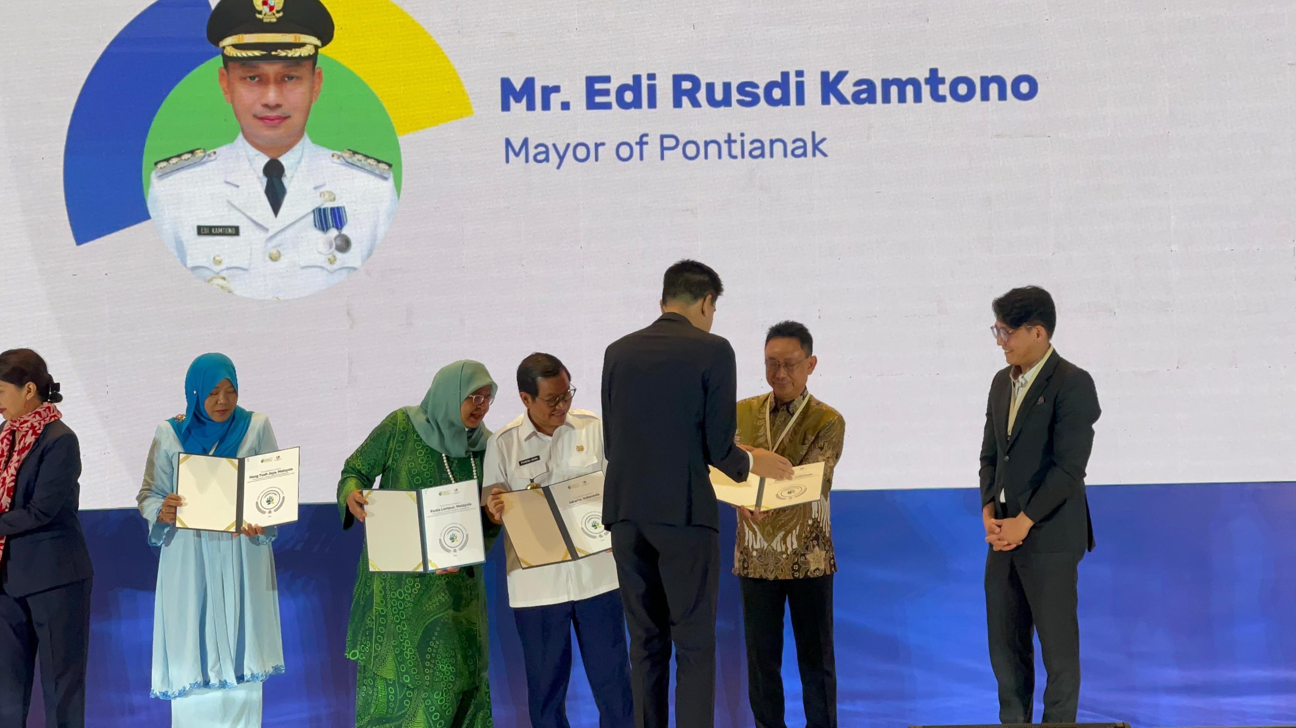 Wali Kota Pontianak Edi Rusdi Kamtono saat menerima penghargaan internasional dari Global Covenant of Mayors fot Climate and Energy (GCOM) di Jakarta. Foto: HO/Faktakalbar.id