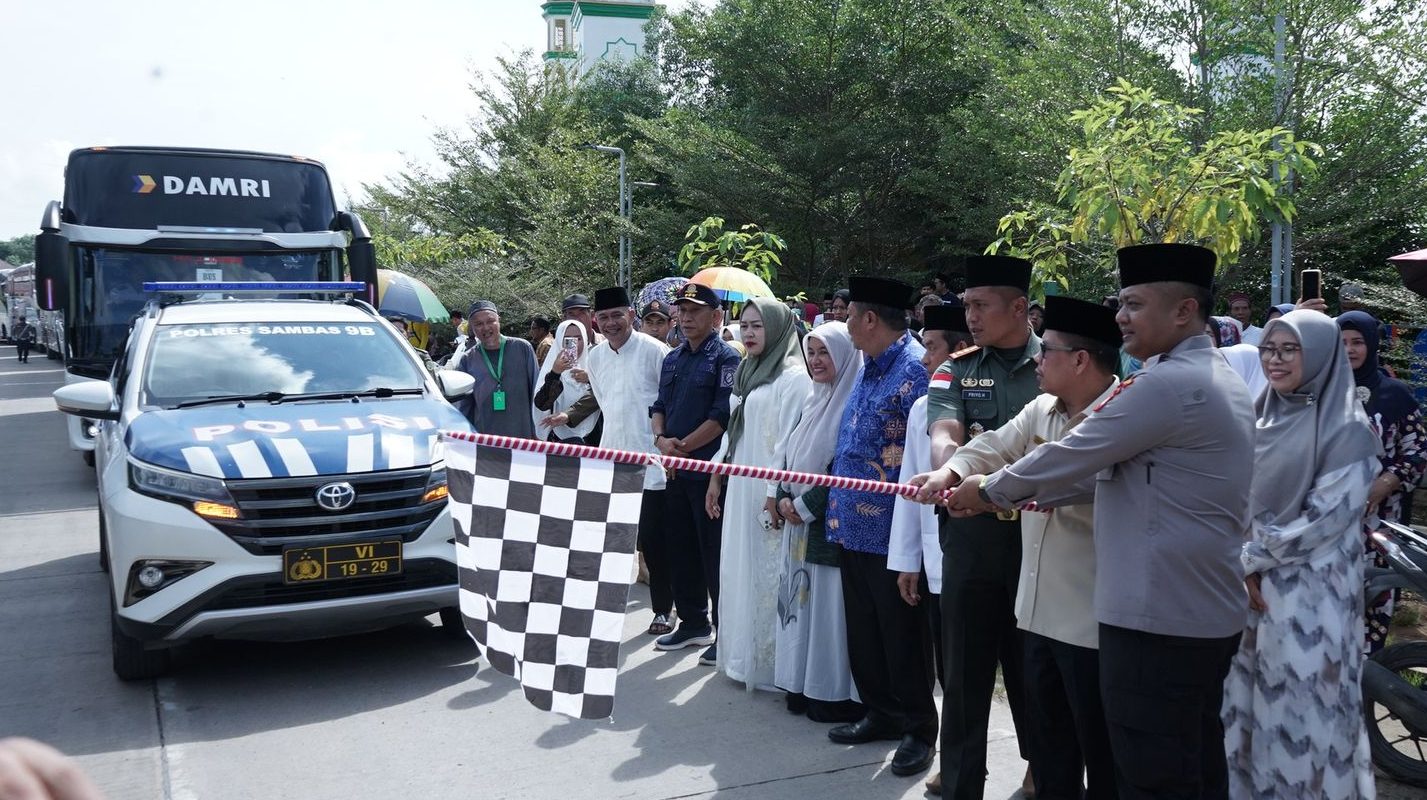 Bupati Sambas Satono bersama jajaran Forkopimda dan calon jemaah haji 2025 dalam momen pelepasan di Masjid At-Taqwa Pemangkat. Foto: HO/Faktakalbar.id