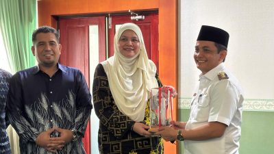 Wakil Wali Kota Pontianak Bahasan menyerahkan cenderamata berupa miniatur Tugu Khatulistiwa kepada Ketua Pengarah Jabatan Wilayah Persekutuan, YBhg Datuk Seri Noridah. Foto: HO/Fatakalbar.id