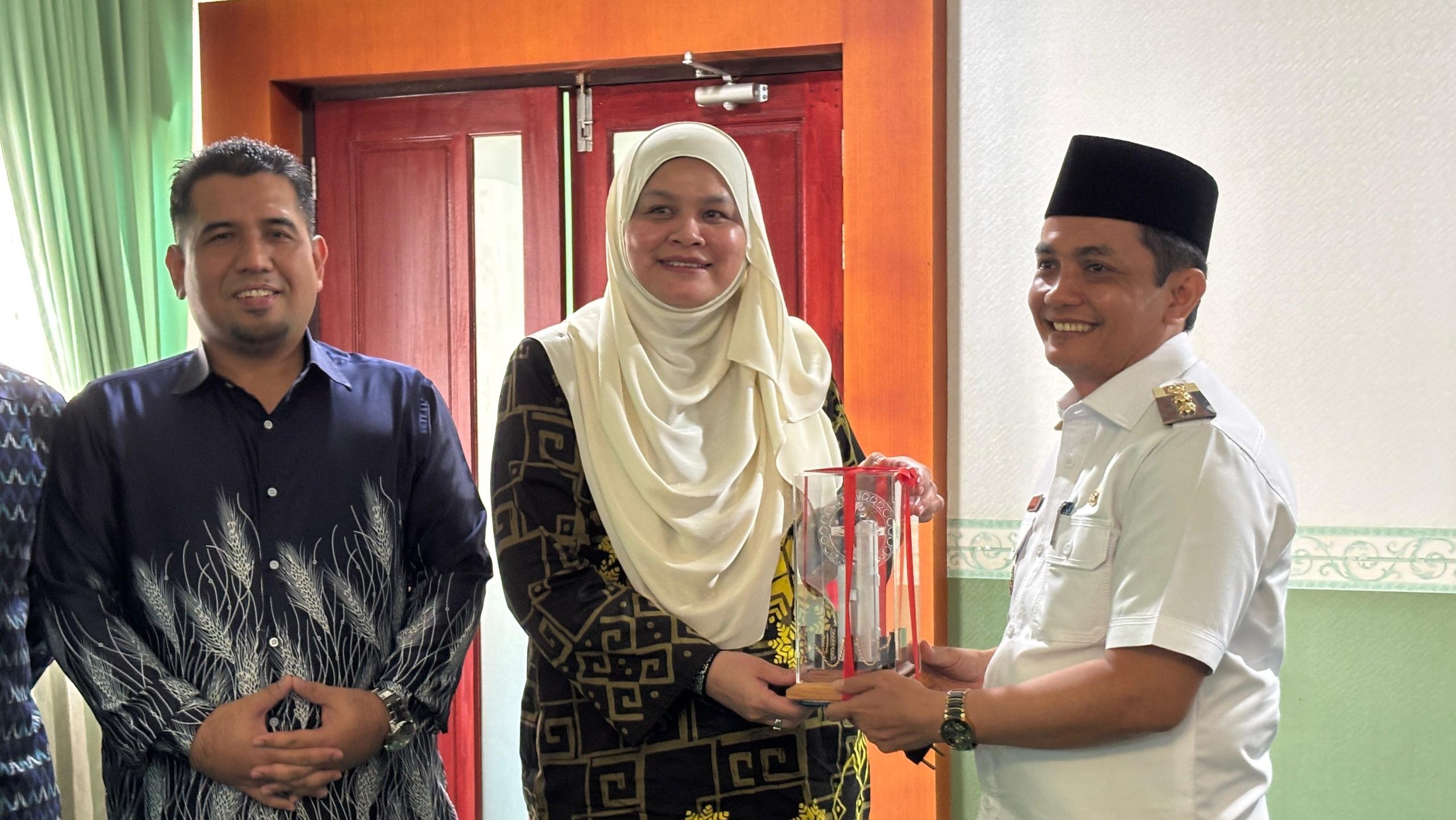 Wakil Wali Kota Pontianak Bahasan menyerahkan cenderamata berupa miniatur Tugu Khatulistiwa kepada Ketua Pengarah Jabatan Wilayah Persekutuan, YBhg Datuk Seri Noridah. Foto: HO/Fatakalbar.id