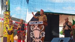 Wakil Gubernur Kalimantan Barat, Krisantus Kurniawan, memberikan sambutan tegas saat membuka Pekan Gawai Dayak ke-39 di Rumah Radakng, Pontianak, Selasa (20/5/2025). Dalam pidatonya, ia mengecam perusahaan tambang yang tidak memberi kontribusi terhadap masyarakat adat Kalbar.