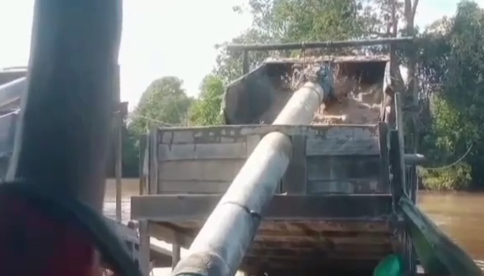 Penambangan emas secara ilegal di Sungai Kapuas,kawasan Kabupaten Kapuas Hulu Dok. Faktakalbar.id