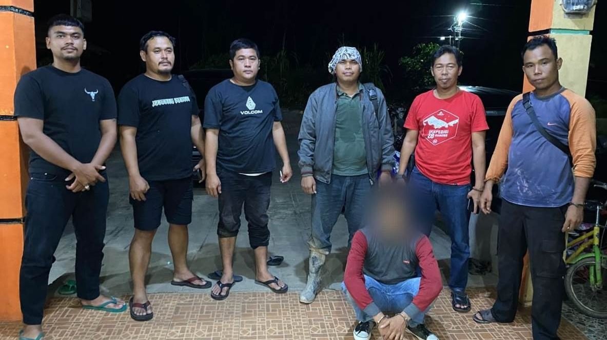 Pelaku JL saat diamankan oleh Unit Opsnal Satreskrim Polres Sanggau usai mengakui perbuatannya terhadap adik ipar sendiri. Ia kini menjalani pemeriksaan intensif di Mapolres Sanggau. Foto: HO/Faktakalbar.id