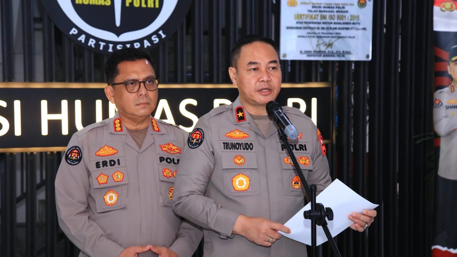 Karo Penmas Divhumas Polri, Brigjen Pol. Trunoyudo Wisnu Andiko, memberikan keterangan pers terkait panen raya jagung serentak yang akan digelar Polri di Bengkayang, Kalimantan Barat. Foto: HO/Faktakalbar.id