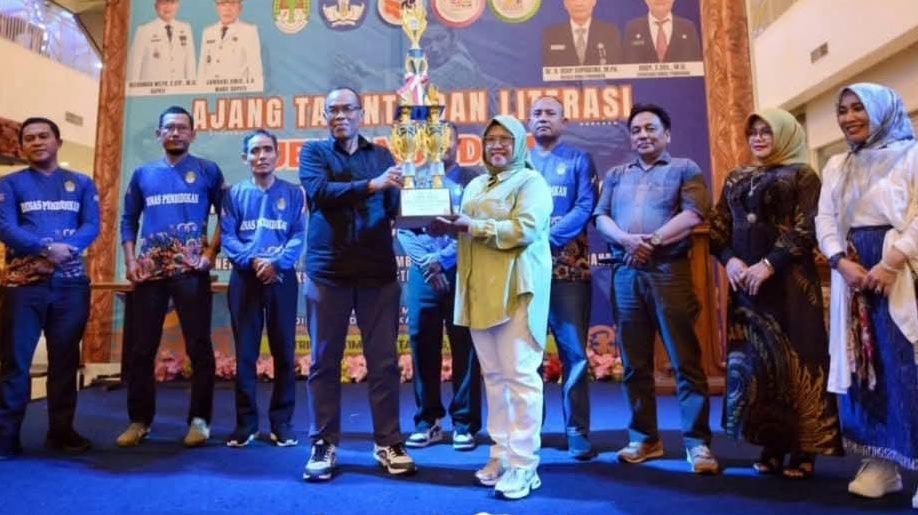 Penyerahan piala oleh perwakilan Bupati Ketapang kepada peserta berprestasi dalam Ajang Talenta dan Literasi SD/MI 2025. Foto: HO/Faktakalbar.id
