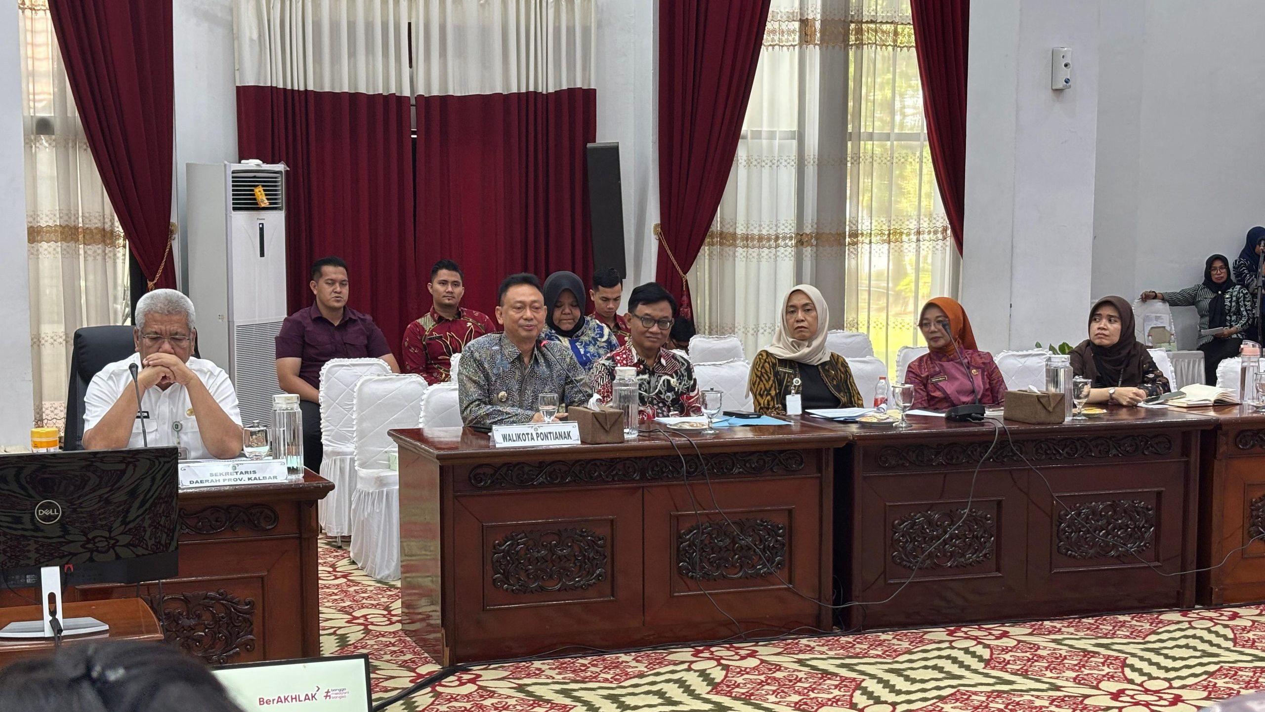 Wali Kota Pontianak Edi Rusdi Kamtono menghadiri pertemuan dengan Tim Panja Pengawasan Percepatan Eliminasi Tuberculosis Komisi IX DPR RI di Balai Petitih Kantor Gubernur Kalbar. Foto: HO/Faktakkalbar.id