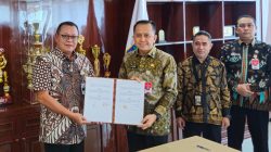 Direktur Utama Bank Kalbar, Rokidi (kiri), bersama Dirjen Bina Keuangan Daerah Kemendagri, Agus Fatoni (kanan), menunjukkan dokumen Perjanjian Kerja Sama integrasi layanan perbankan dengan aplikasi SIPD-RI di Kantor Kemendagri, Jakarta, Kamis (22/5/2025). (Dok. Bank Kalbar/Faktakalbar.id)