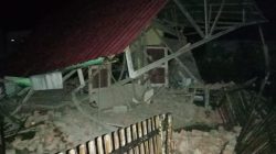 Sejumlah rumah warga mengalami kerusakan pada bagian dinding dan atap rumah setelah gempa bermagnitudo 6.3 mengguncang wilayah Kabupaten Seluma, Bengkulu, pada Jumat (23/5). Sumber foto: BPBD Kota Bengkulu