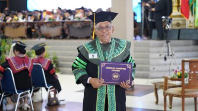 Sekda Kota Pontianak, Amirullah saat menjalani prosesi wisuda Program Doktor di Auditorium Universitas Tanjungpura Pontianak. Foto: HO/Faktakalbar.id