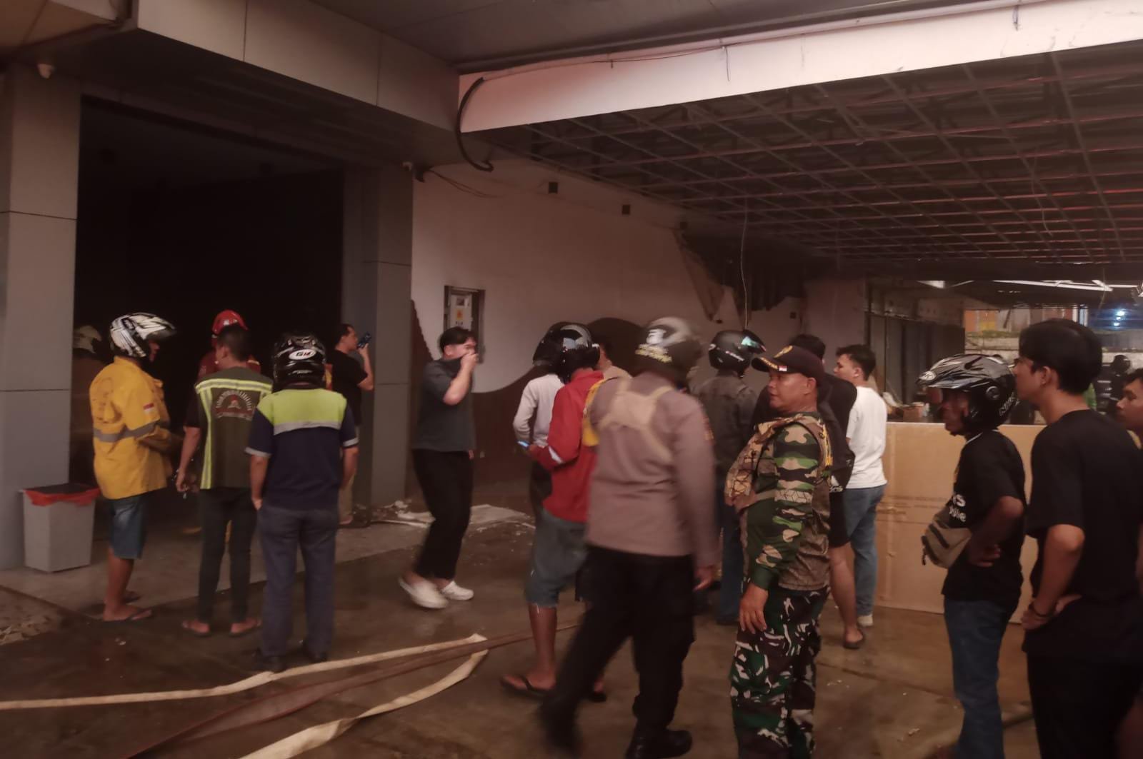 Kondisi pemadaman api di Gereja ILFC Pontianak, Kamis (22/5/2025) lalu (foto: Polres Kubu Raya) Dok. Faktakalbar.id