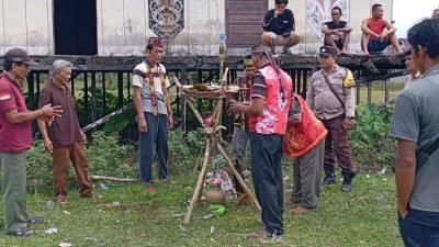 Warga dan tokoh adat Kecamatan Kuala Behe mengikuti prosesi pemasangan adat Balala Tutup Saka di Rumah Radakng, Dusun Sejaya, Desa Kuala Behe, Kabupaten Landak, Jumat (23/5/2025). Dok. Faktakalbar.id